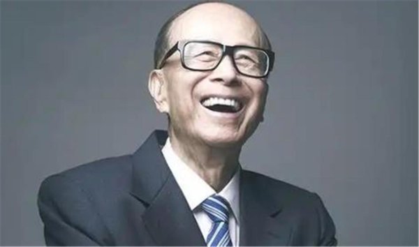 辉煌配资 爱国还是卖国？沉默4个月后，李嘉诚终究怕了，对内地发特殊邀请